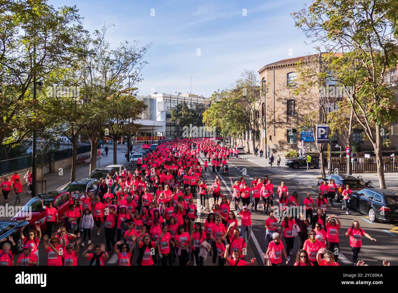 Vista aerea di la Carrera de la Mujer a Saragozza, Spagna. Saragozza diventa rosa questa domenica nella gara femminile, con 14.000 numeri di gara esauriti, a Foto Stock Vista aerea di la Carrera de la Mujer a Saragozza, Spagna. Saragozza diventa rosa questa domenica nella gara femminile, con 14.000 numeri di gara esauriti, a Foto Stock
