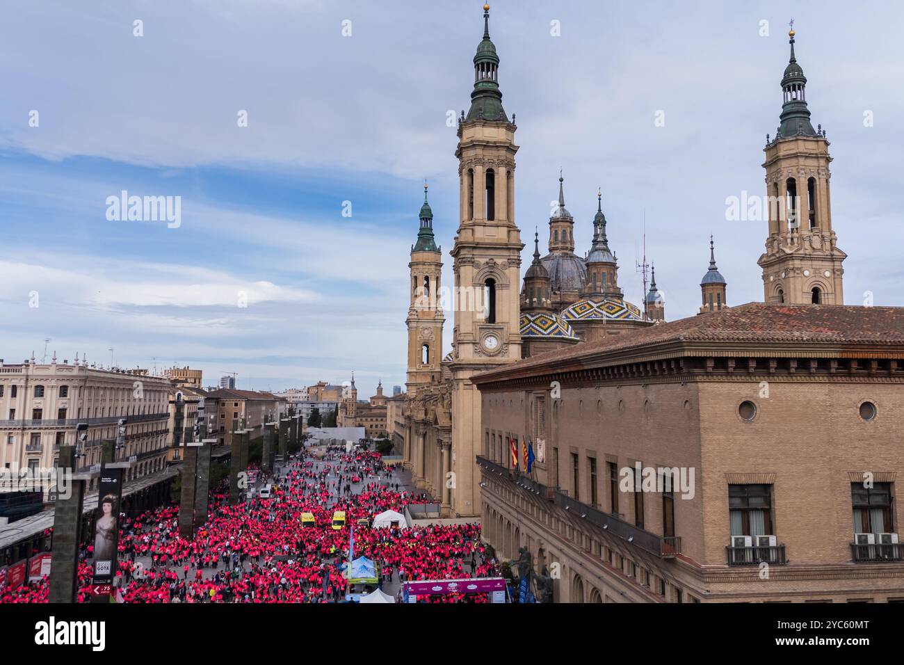 Vista aerea di "la Carrera de la Mujer" che termina in Plaza del Pilar a Saragozza, Spagna. Saragozza diventa rosa questa domenica nella gara femminile, con 14,0 Foto Stock