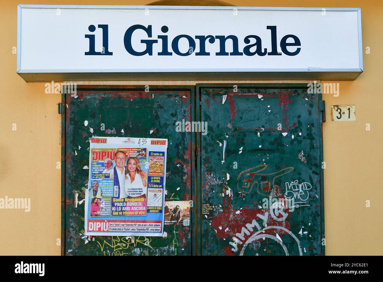 Esterno e insegna di un'edicola di giornali e riviste, con graffiti sulla porta metallica arrugginita, Sestri Levante, Genova, Liguria, Italia Foto Stock