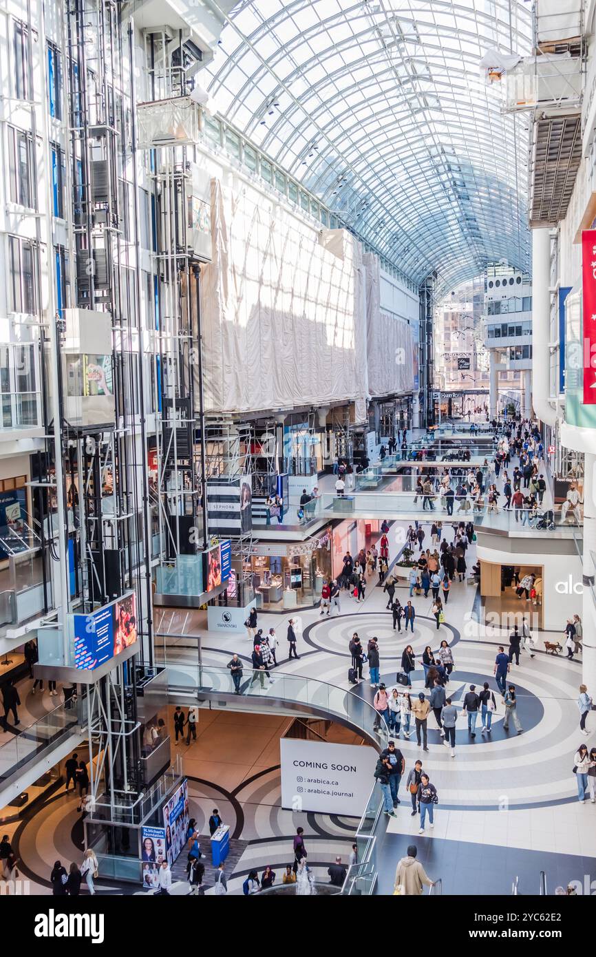 Interni del Toronto Eaton Centre con gli amanti dello shopping durante il giorno Foto Stock