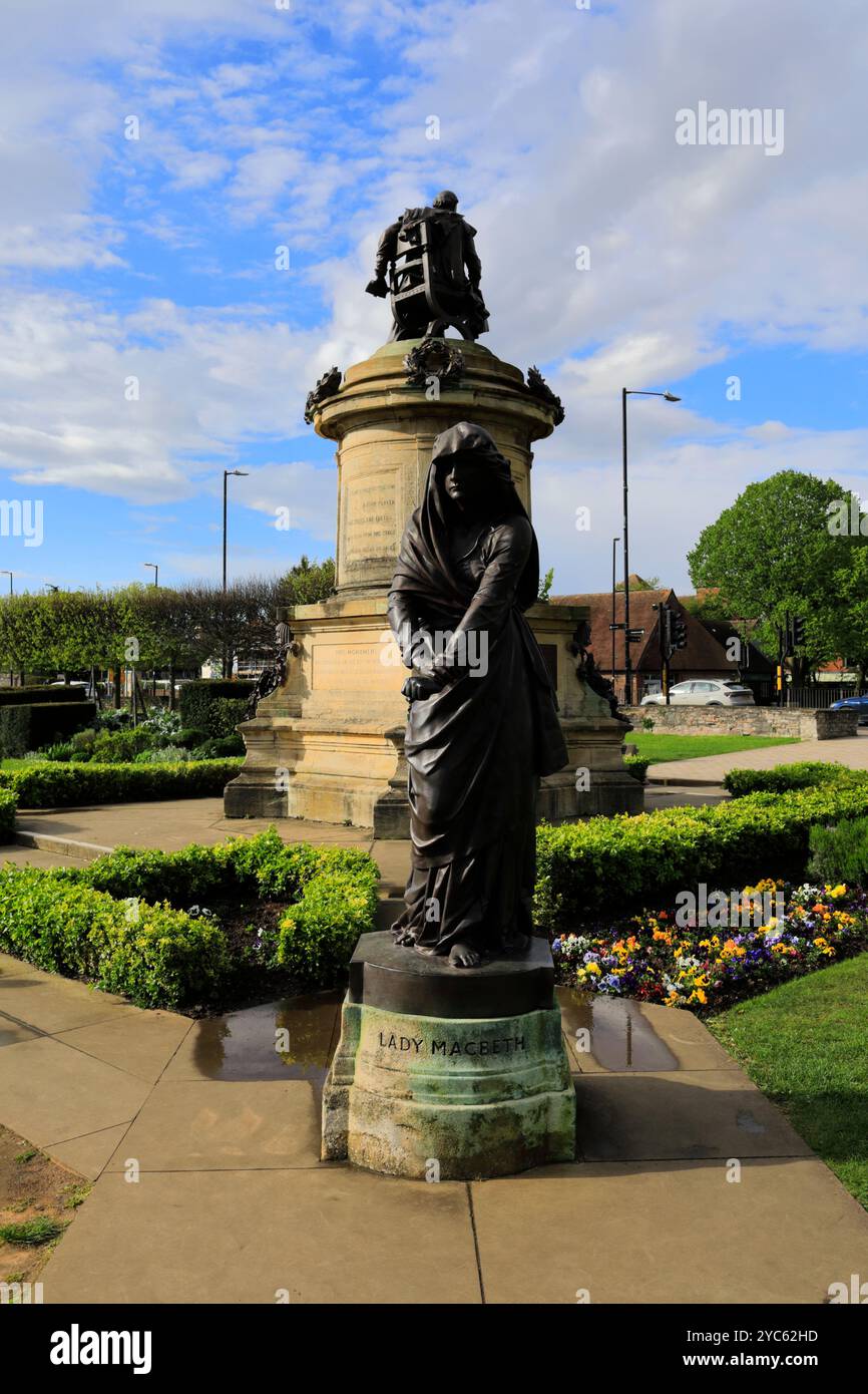 Statua di Lady Macbeth sul Gower Memorial nei giardini di Bancroft, Stratford Upon Avon, Warwickshire, Inghilterra il memoriale presenta una statua di William SH Foto Stock