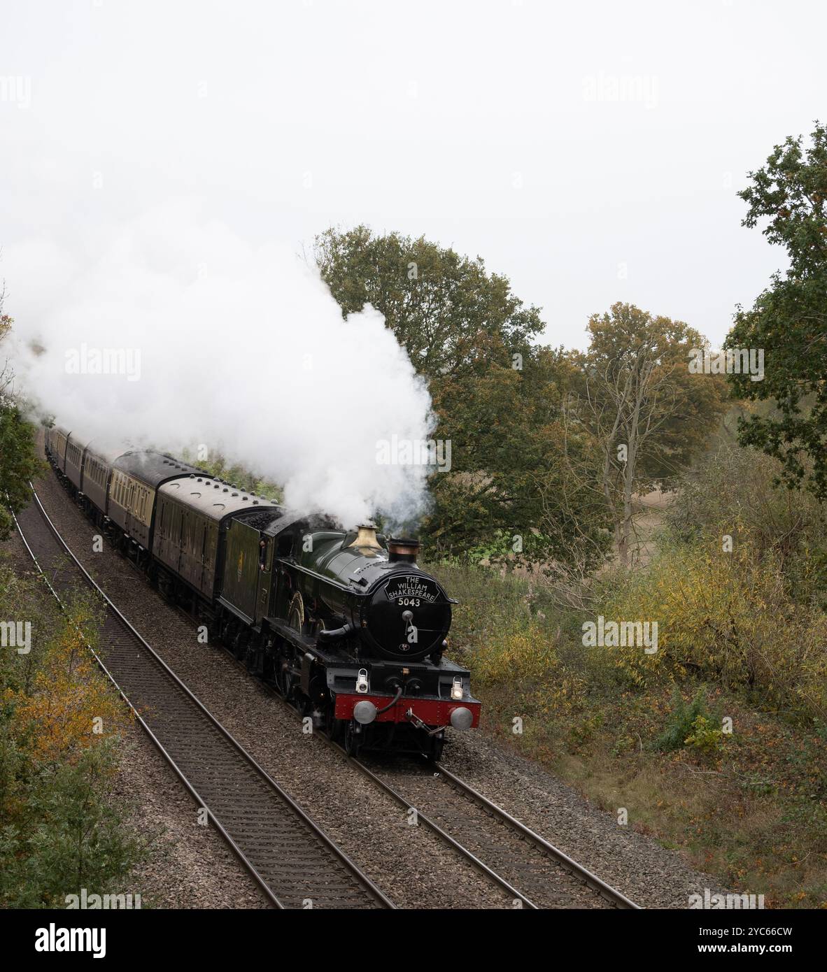 GWR Castle Class 5043 "Conte di Mount Edgcumbe" che porta "The William Shakespeare" fino a Hatton Bank, Warwickshire, Regno Unito Foto Stock