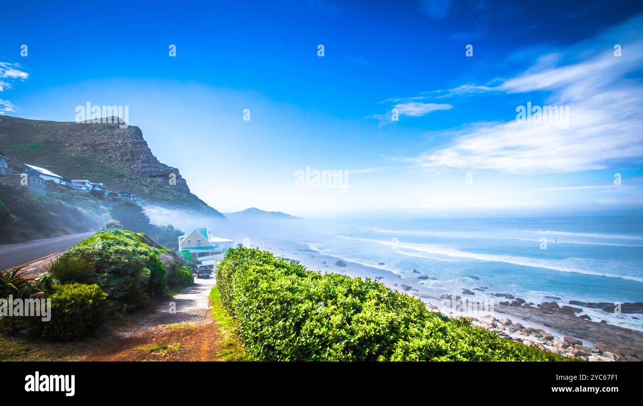 Vista sulla strada costiera vicino a Misty Cliffs, Sud Africa. Foto Stock