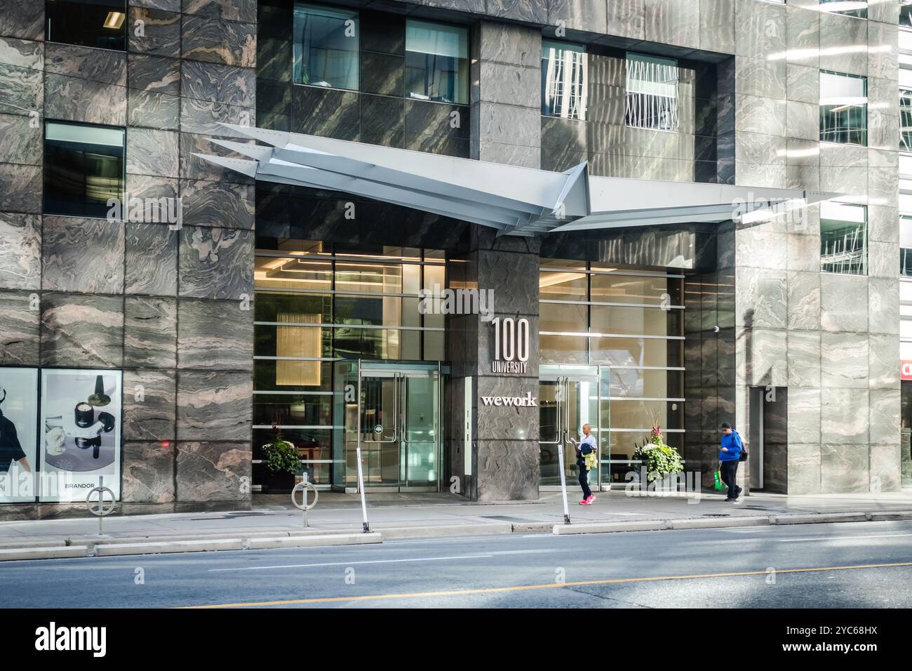 L'ingresso all'edificio per uffici WeWork situato in University Avenue a Toronto. Foto Stock