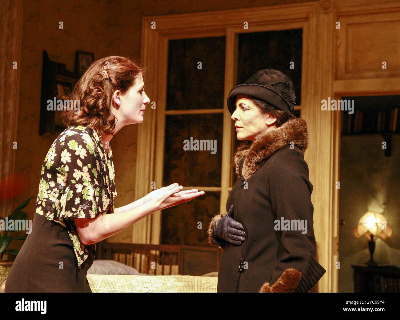 l-r: Jodie Whittaker (Hennie Berger), Stockard Channing (Bessie Berger) SVEGLIO E CANTA! Di Clifford Odets all'Almeida Theatre, Londra N1 06/09/2007 design: Tim Shortall illuminazione: Paul Pyant regista: Michael Attenborough Foto Stock