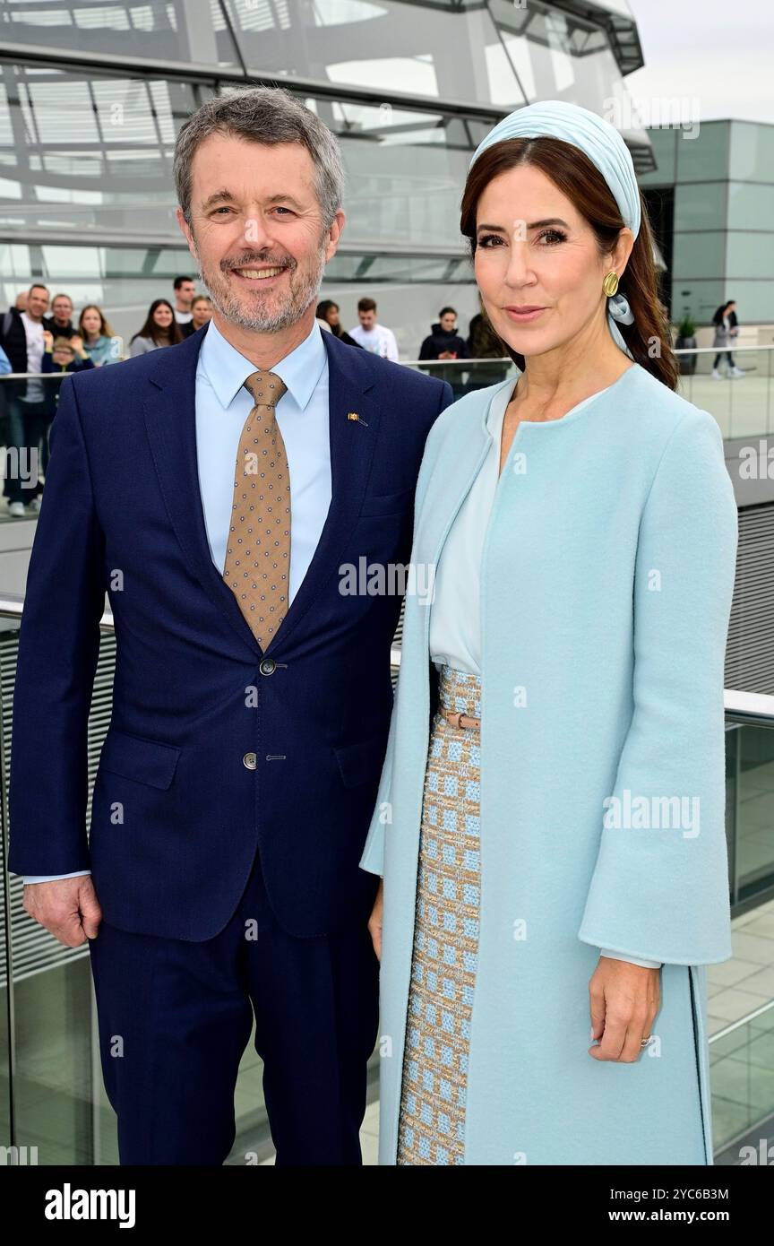 König Frederik X. von Dänemark und Königin Mary von Dänemark beim Empfang des dänischen Königspaars durch Bundestagspräsidentin Bas vor der Kuppel auf der Dachterrasse des Reichstagsgebäudes. Berlino, 21.10.2024 Foto Stock