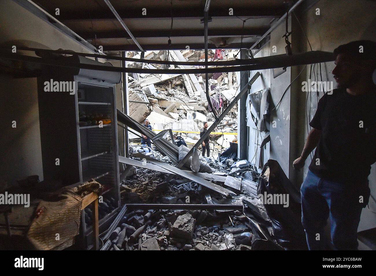 Beirut, Libano. 21 ottobre 2024. I libanesi ispezionano il relitto di un edificio dopo un attacco aereo notturno israeliano a Baalbek, nel sud del Libano, il 21 ottobre 2024. Sei donne e bambini della stessa famiglia sono stati uccisi e altri otto sono stati feriti in un attacco di droni israeliano al quartiere di Nabi Anam a Baalbek, nel Libano orientale, secondo i media libanesi di lunedì. Foto di Fadel Itani/UPI credito: UPI/Alamy Live News Foto Stock