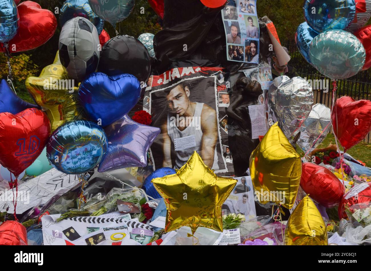 Londra, Regno Unito. 21 ottobre 2024. I fan continuano a lasciare fiori e tributi in un memoriale per la pop star Liam Payne presso la statua di Peter Pan a Hyde Park. Il cantante One Direction è morto dopo essere caduto dal balcone di un hotel a Buenos Aires. Crediti: Vuk Valcic/Alamy Live News Foto Stock