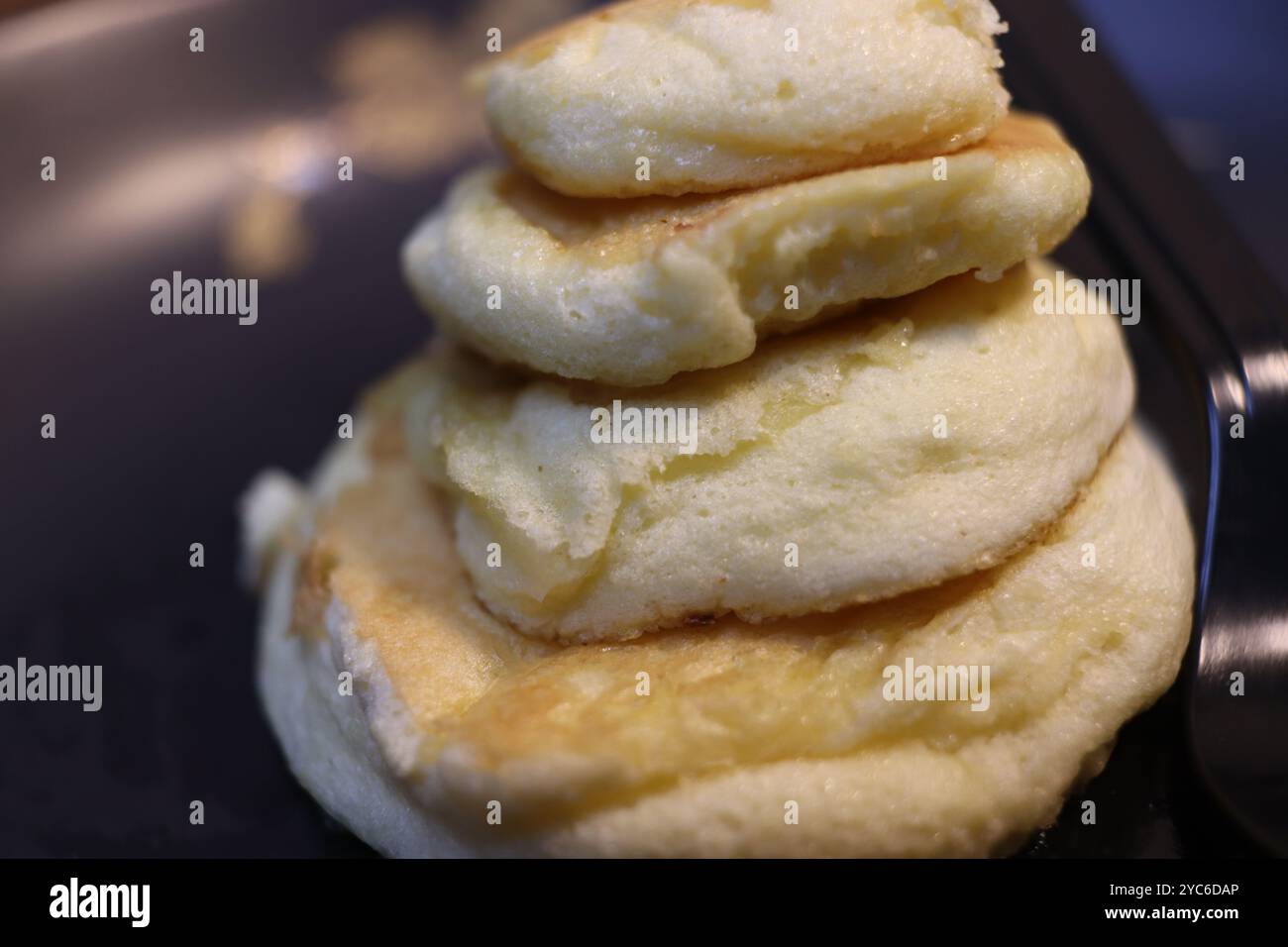 Primo piano di soffici pancake su un piatto nero Foto Stock