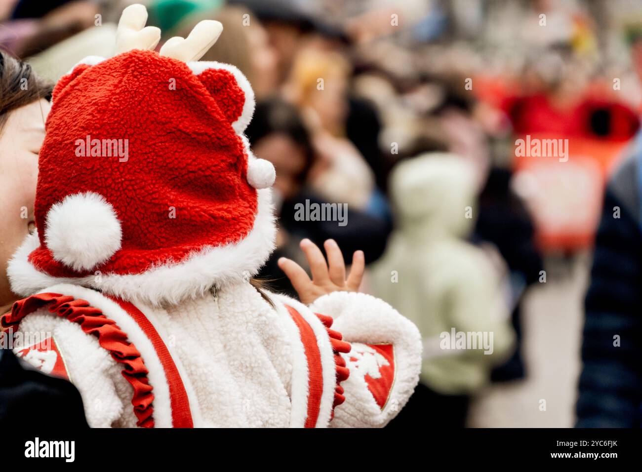 Persone in costume tradizionale che guardano la sfilata del capodanno lunare cinese per strada Foto Stock