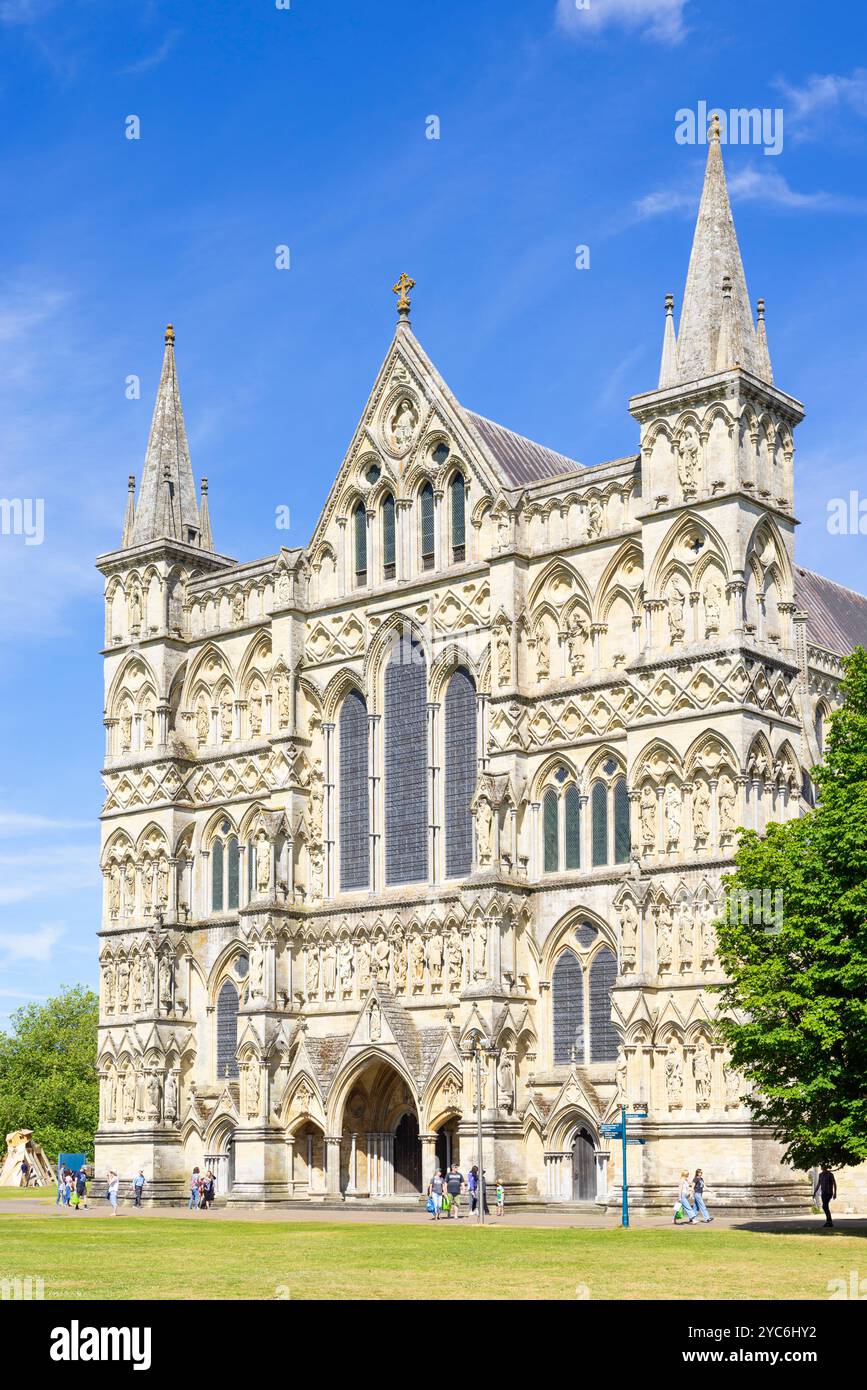 Facciata ovest della Cattedrale di Salisbury e porta d'ingresso della Cattedrale di Salisbury Regno Unito Salisbury Wiltshire Inghilterra Regno Unito GB Europa Foto Stock