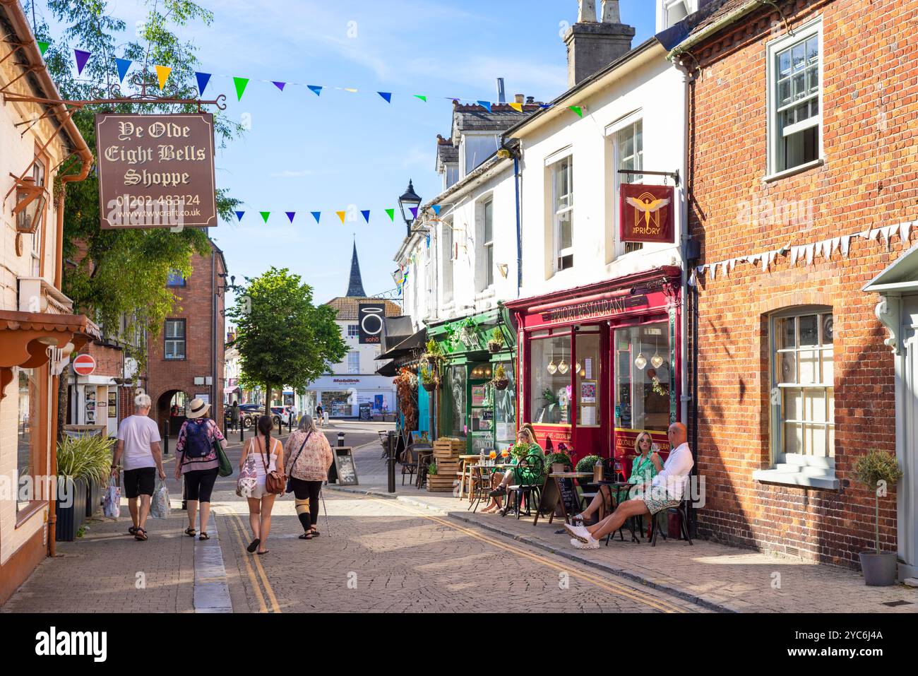 Christchurch Dorset Christchurch Town Center Church Street con gente che fa shopping nei negozi e caffè locali Christchurch Dorset Inghilterra Regno Unito GB Europa Foto Stock