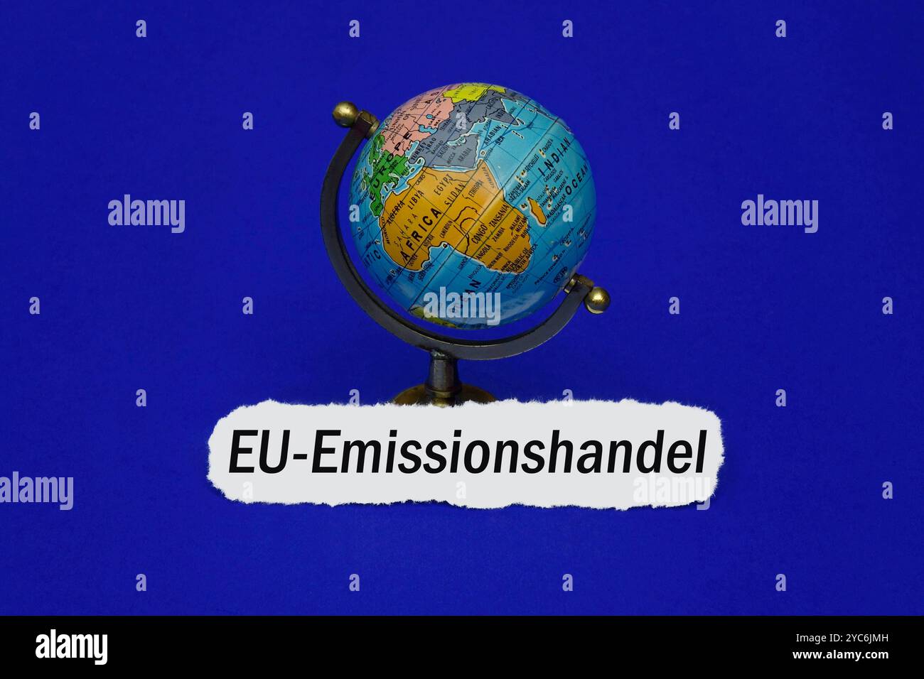 Globus und EU-Emissionshandel Globus und EU-Emissionshandel, 21.10.2024, Borkwalde, Brandeburgo, VOR einem Globus befindet sich der Schriftzug EU-Emissionshandel. *** Globe and EU Emissions Trading Globe and EU Emissions Trading, 21 10 2024, Borkwalde, Brandeburgo, di fronte a un globo c'è la scritta EU Emissions Trading Foto Stock