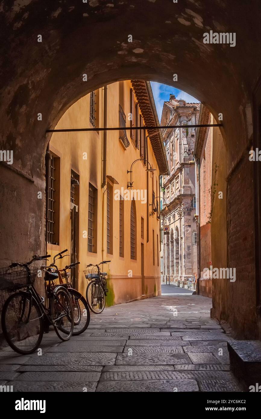 Lucca splendido centro storico medievale zona pedonale con facciata barocca della Chiesa del suffragio Foto Stock