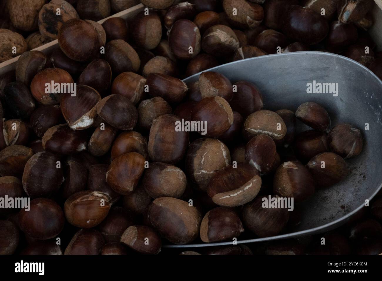 Castagne su un mercato in Francia nel mese di ottobre Foto Stock