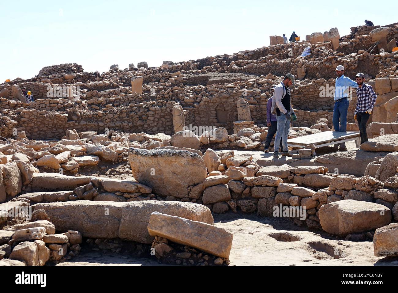 Sanliurfa, Turchia. 19 ottobre 2024. I manufatti rinvenuti durante gli scavi archeologici sono visibili a Karahantepe. Alcuni dei reperti trovati sono stati trasferiti al Museo Sanliurfa. Gli scavi archeologici sono in corso a Karahantepe, che si ritiene essere il più antico sito neolitico del mondo, a 50 chilometri dalla città turca di Sanliurfa. Credito: SOPA Images Limited/Alamy Live News Foto Stock