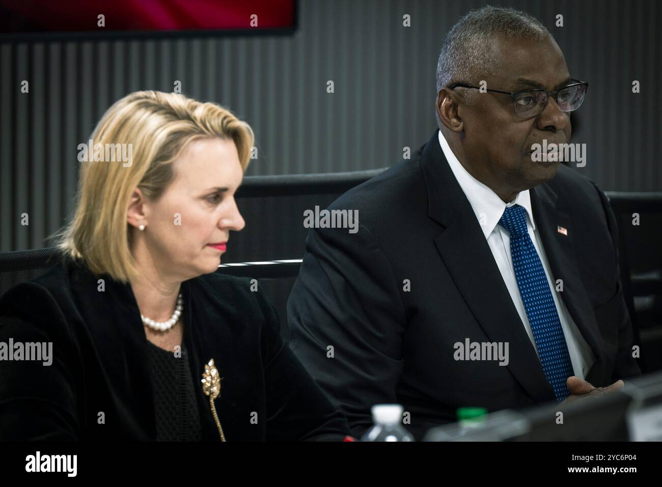 Kiev, Ucraina. 20 ottobre 2024. Il Segretario alla difesa degli Stati Uniti Lloyd Austin, giusto, e U. S Ambasciatore in Ucraina Bridget Brink, sinistra, ascoltare durante le discussioni bilaterali con il ministro della difesa ucraino Rustem Umerov, 21 ottobre 2024 a Kiev, Ucraina. Austin ribadisce il sostegno americano alla lotta in corso contro l'aggressione russa e fornisce all'Ucraina l'assistenza di sicurezza per difendere la loro patria. Crediti: Chad McNeeley/DOD Photo/Alamy Live News Foto Stock