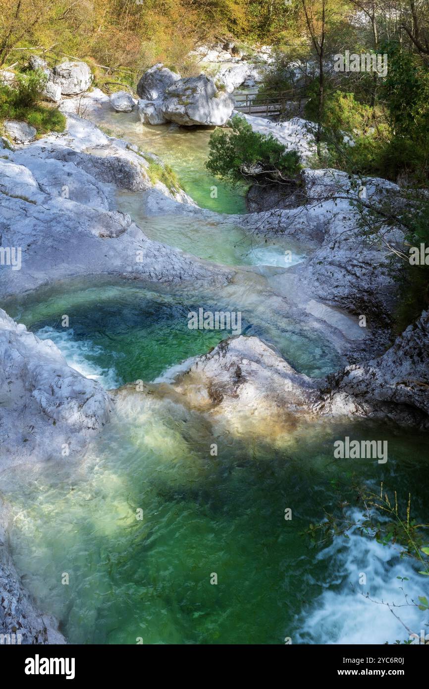 Cadini del Brenton, Dolomiti, piscine naturali d'acqua trasparente e cristallina in rocce calcaree, Parco Nazionale Dolomiti Bellunesi Foto Stock