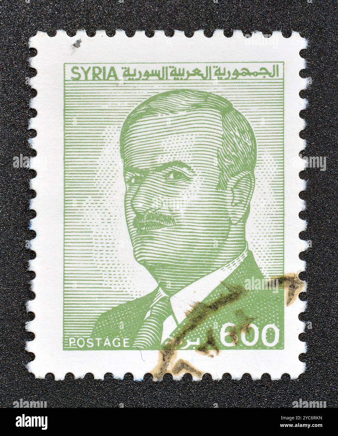 Francobollo cancellato stampato dalla Siria, che mostra il ritratto del presidente Hafez ai Assad, intorno al 1988. Foto Stock