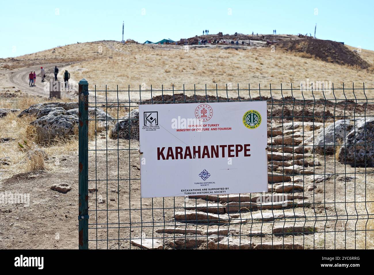 Sanliurfa, Turchia. 19 ottobre 2024. Si vede la targa di ingresso del sito archeologico di Karahantepe. Gli scavi archeologici sono in corso a Karahantepe, che si ritiene essere il più antico sito neolitico del mondo, a 50 chilometri dalla città turca di Sanliurfa. (Foto di Mehmet Masum Suer/SOPA Images/Sipa USA) credito: SIPA USA/Alamy Live News Foto Stock