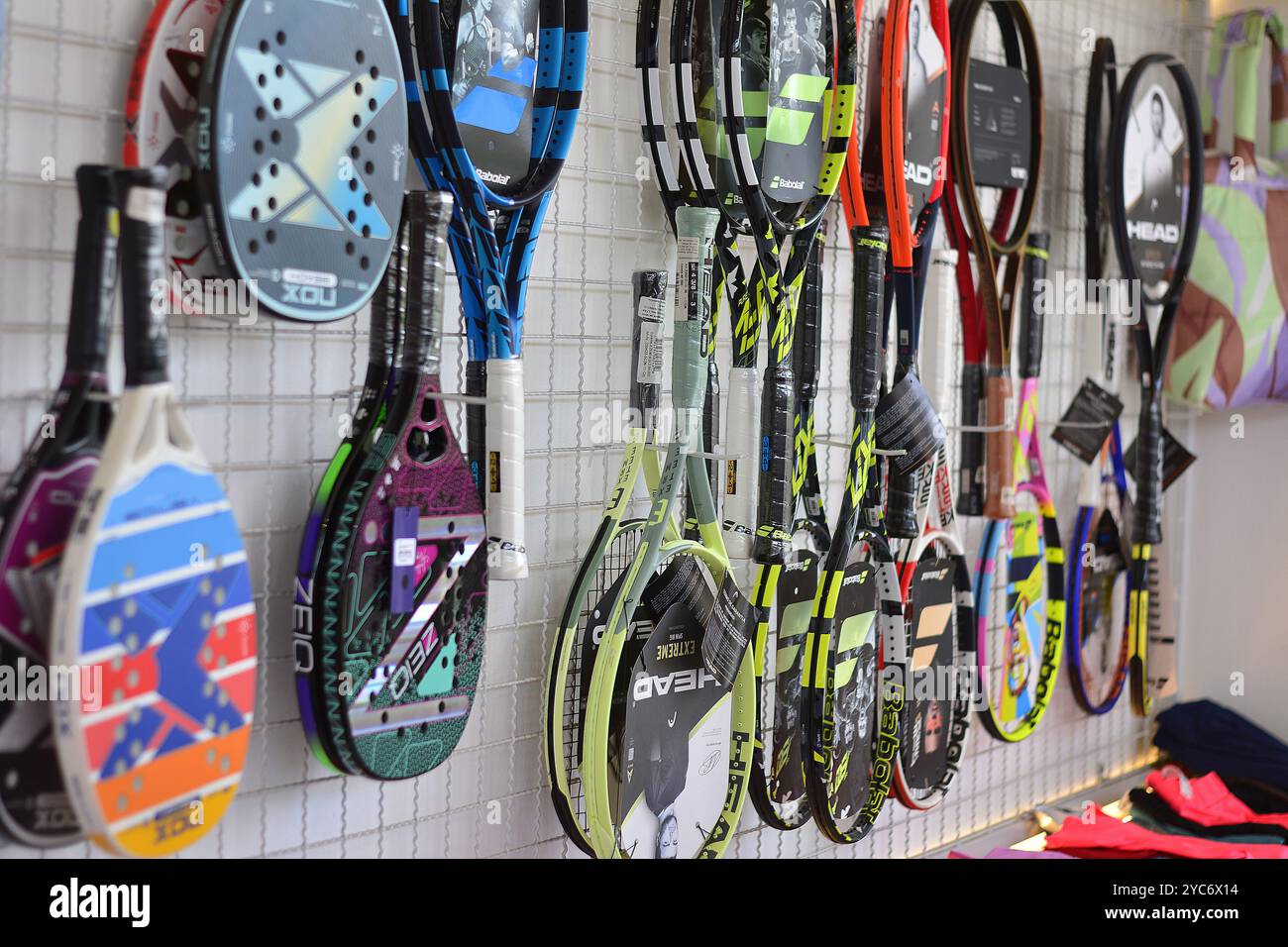 Racchette da Beach tennis in mostra in un negozio sportivo Foto Stock