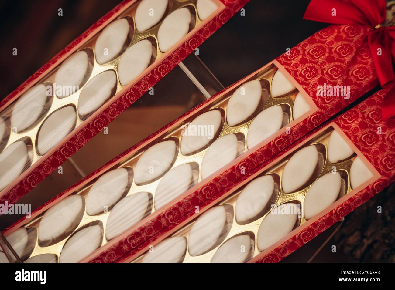 Tolone, Francia - 10 luglio 2024: Calissons, una caramella tradizionale francese composta da una pasta liscia di frutta candita e mandorle macinate Foto Stock