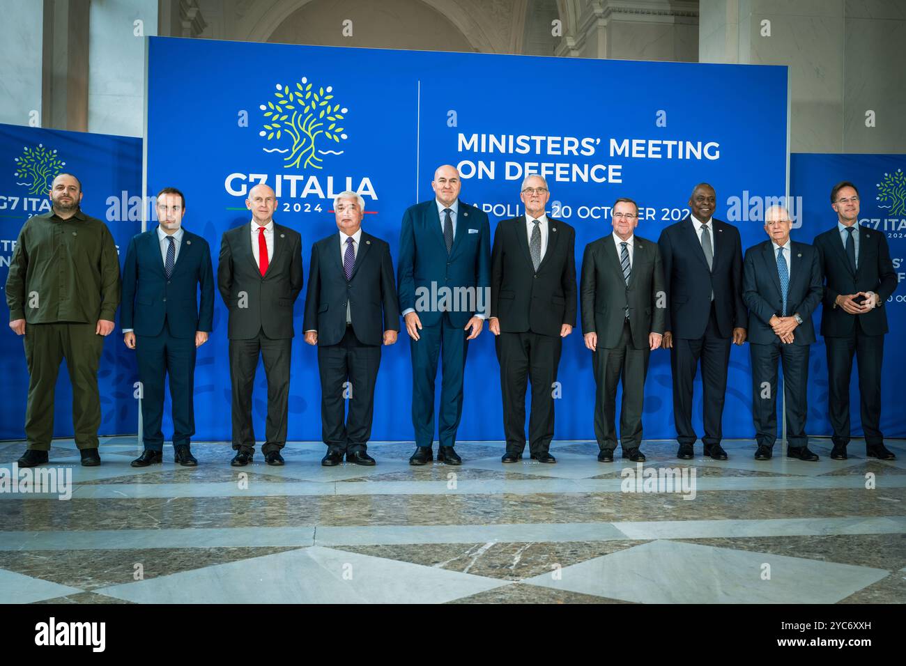 Napoli, Italia. 19 ottobre 2024. Il Segretario alla difesa degli Stati Uniti Lloyd Austin, 3° a destra, sta per una foto di gruppo con i Ministri della difesa del G7, 19 ottobre 2024 a Napoli, Italia. In piedi da sinistra: Il ministro della difesa ucraino Rustem Umerov, il ministro della difesa francese Sebastien Lecornu, il ministro della difesa britannico John Healey, il ministro della difesa giapponese Gen Nakatani, il ministro della difesa italiano Lorenzo Guerini, il ministro della difesa canadese Bill Blair, il ministro della difesa tedesco Boris Pistorius, il ministro della difesa statunitense Lloyd Austin, il ministro degli Esteri dell'Unione europea Josep Borrell, il segretario generale della NATO Mark Rutte. Credito: Chad Mc Foto Stock