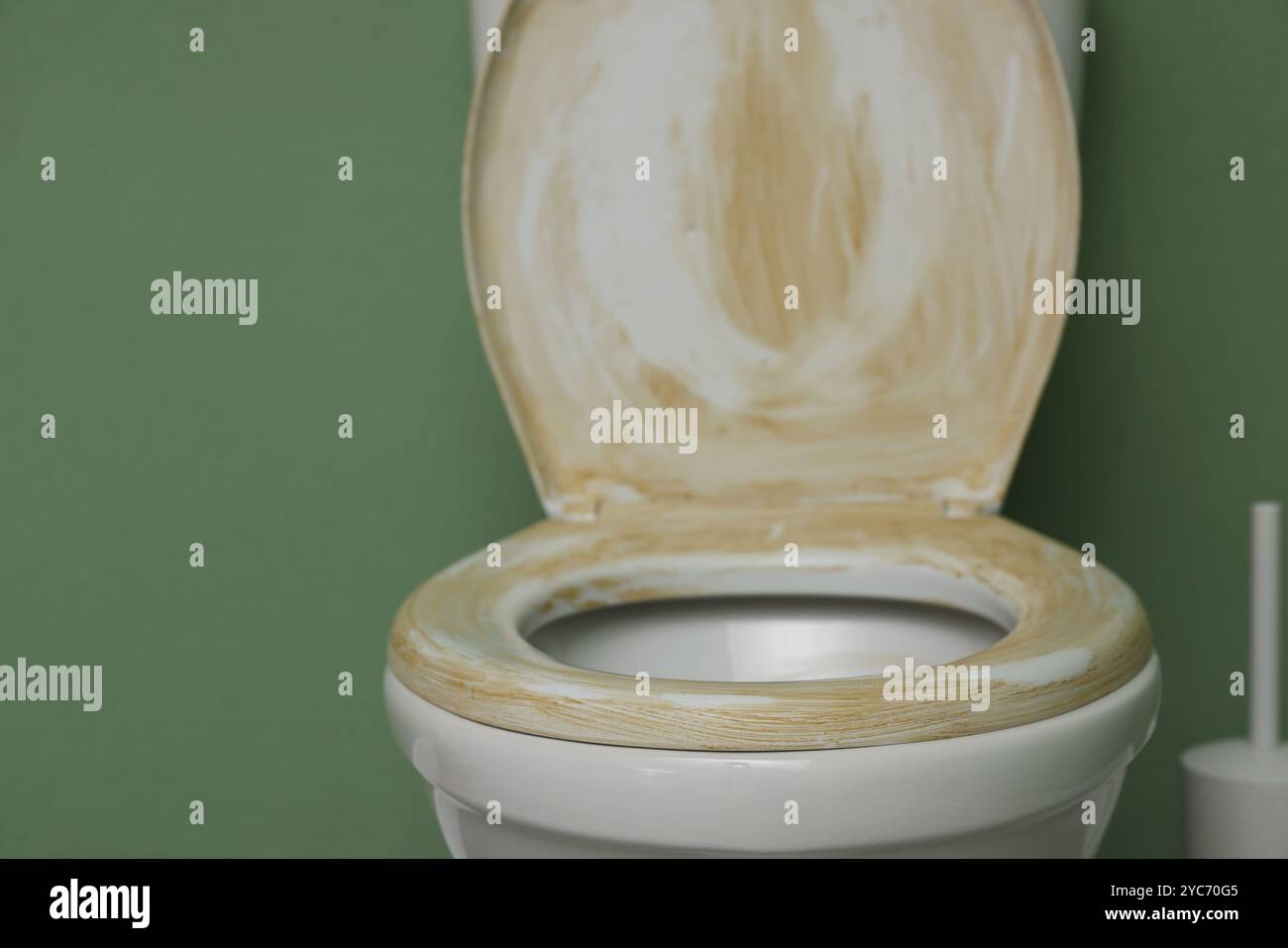 WC con sedile sporco nei bagni pubblici Foto Stock