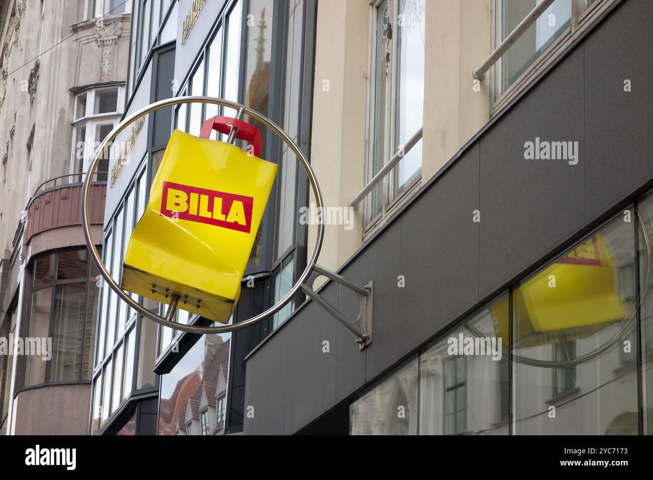 VIENNA, AUSTRIA - 28 LUGLIO 2021: Striscione del negozio di alimentari Billa in forma di shopping bag Foto Stock