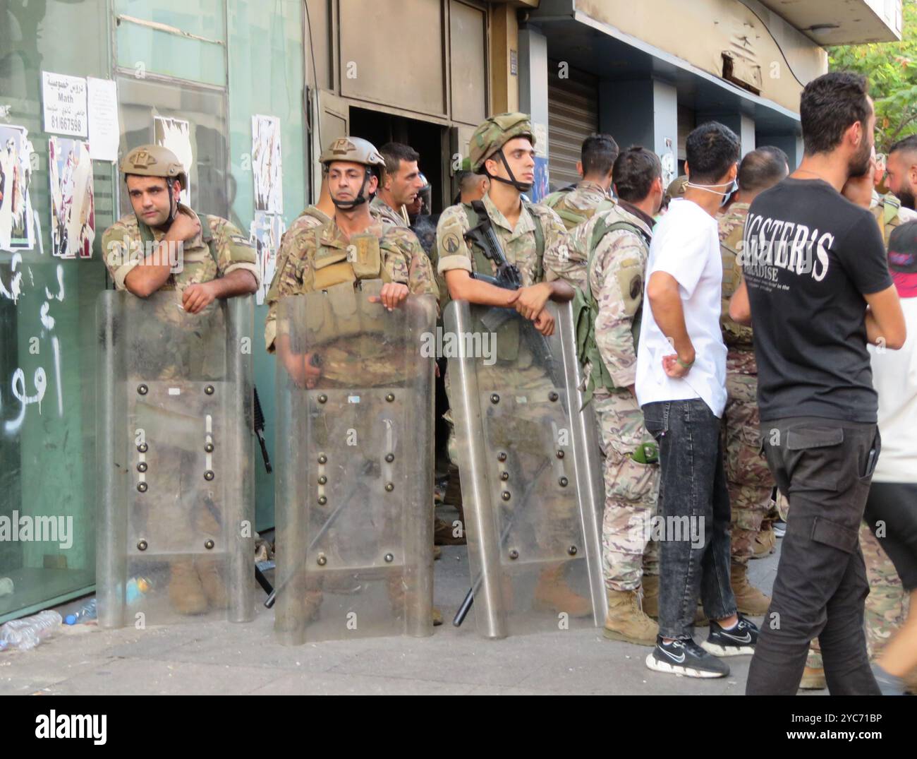 Beirut, Libano. 21 ottobre 2024. Proteste contro lo sfratto degli sfollati da un edificio in via Hamra, Beirut, Libano, 21 ottobre 2024. Settimane fa le famiglie sfollate, per lo più sciiti, si sono rifugiate illegalmente in un edificio vuoto di Hamra Star; il proprietario ha chiesto alle forze di sicurezza di sfrattarle. (Foto di Elisa Gestri/Sipa USA) credito: SIPA USA/Alamy Live News Foto Stock