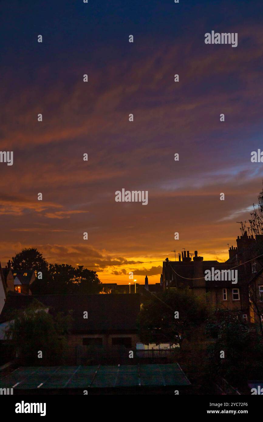 Northampton, Regno Unito 21 ottobre 2024.. Meteo. Colorata fine della giornata guardando sui tetti un tramonto dorato dopo una giornata grigia. Credito: Keith J Smith. / Alamy Live News Foto Stock