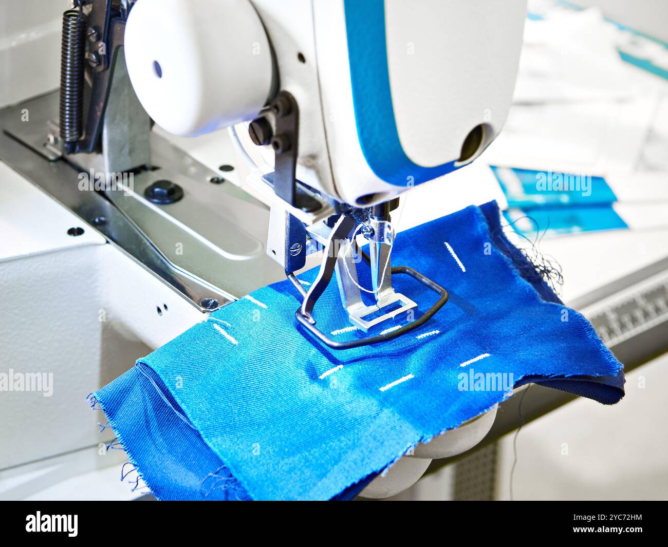 Macchina da cucire automatica per abbaiare elettronica con funzioni multifunzione Foto Stock