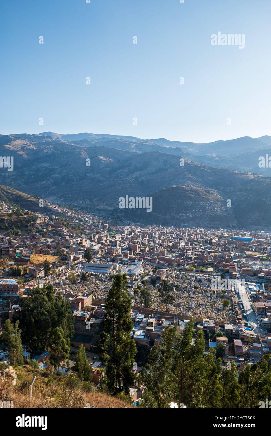 Paesaggio urbano di Huaraz con vista del cimitero in un giorno di sole nella regione di Ancash, Perù Foto Stock