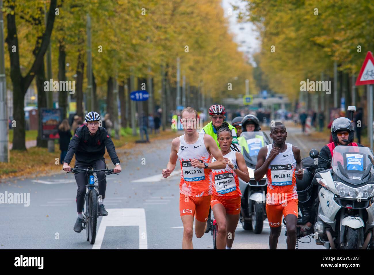 Yalemzerf Yehualaw con Pacers alla TCS Marathon di Amsterdam Paesi Bassi 20-10-2024 Foto Stock