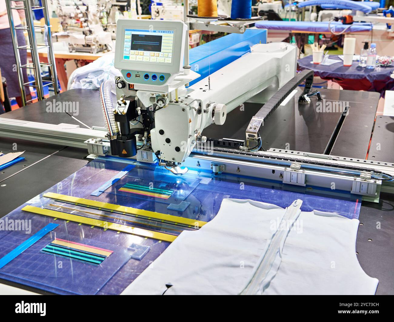 Macchina da cucire elettronica programmabile per grandi superfici Foto Stock