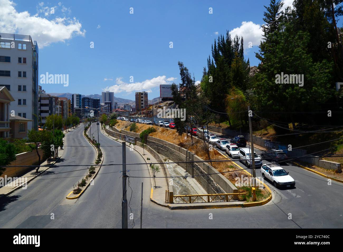 La Paz, BOLIVIA; 21 ottobre 2024: La coda dei veicoli per il rifornimento di benzina/benzina presso la stazione di servizio Virgen de los Álamos in Av Los Álamos ai piedi di Calacoto nella zona Sur. Questa immagine è stata scattata all'incrocio tra Calle 13 de Calacoto e Av Costanera, a 7/8 isolati di distanza. Le carenze di carburante e i problemi di alimentazione (in particolare il diesel) sono stati un problema regolare in Bolivia per diversi mesi. Dall'inizio della scorsa settimana, ci sono state enormi code anche per benzina/benzina, in parte a causa dei blocchi stradali sull'autostrada principale da Arica, Cile, attraverso i quali viene importato un po' di carburante. Foto Stock