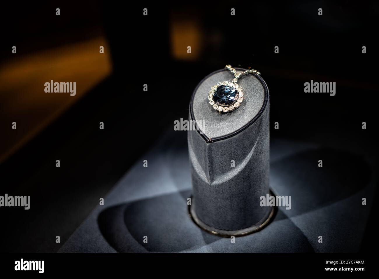 Hope Diamond Smithsonian National Museum of Natural History Washington DC // WASHINGTON DC - il diamante Hope, un raro 52 diamante blu da 45 carati, è una delle pietre preziose più famose al mondo. È in mostra permanente allo Smithsonian National Museum of Natural History di Washington DC. Donata dal gioielliere Harry Winston nel 1958, questa gemma iconica ha una storia storica risalente a secoli fa. Foto Stock