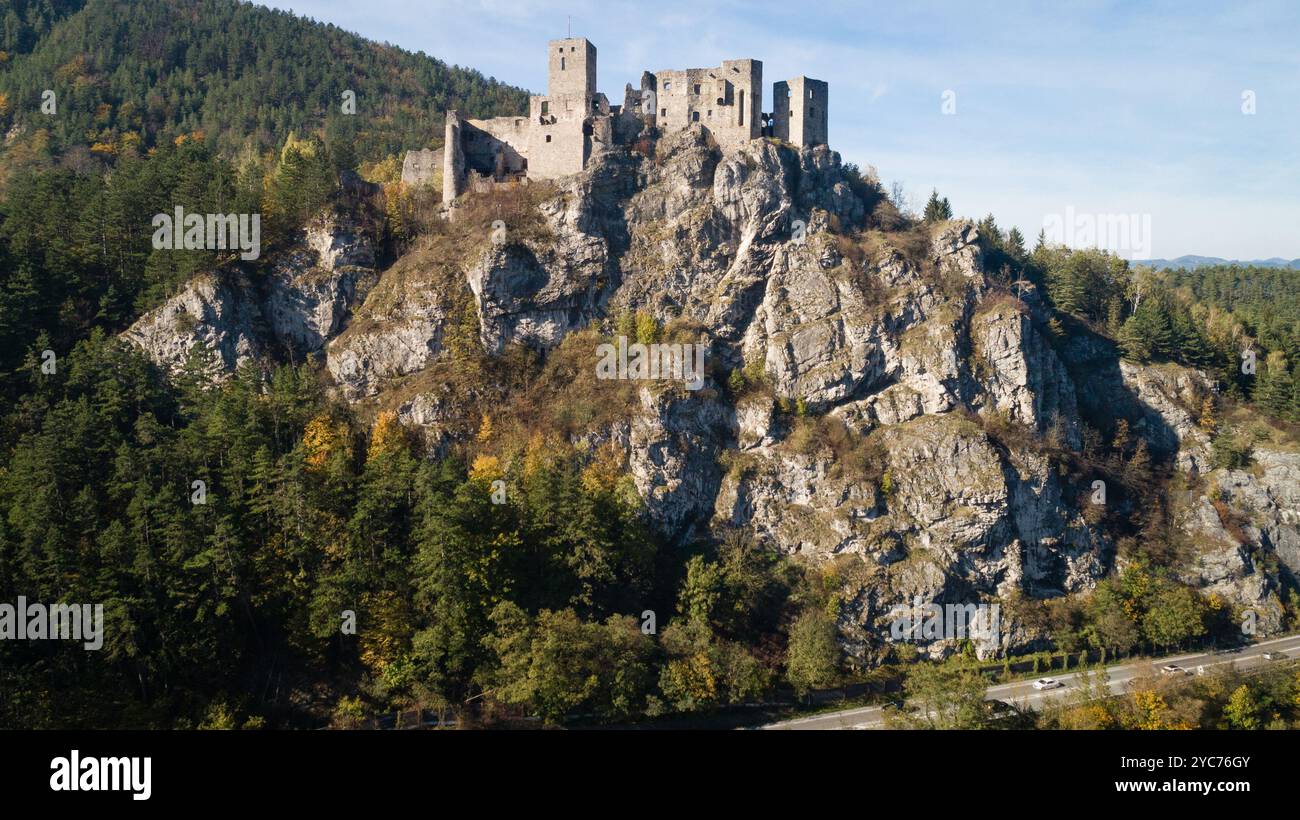 Vista aerea della casta medievale di Strecno nel paesaggio montano autunnale, in Slovacchia Foto Stock