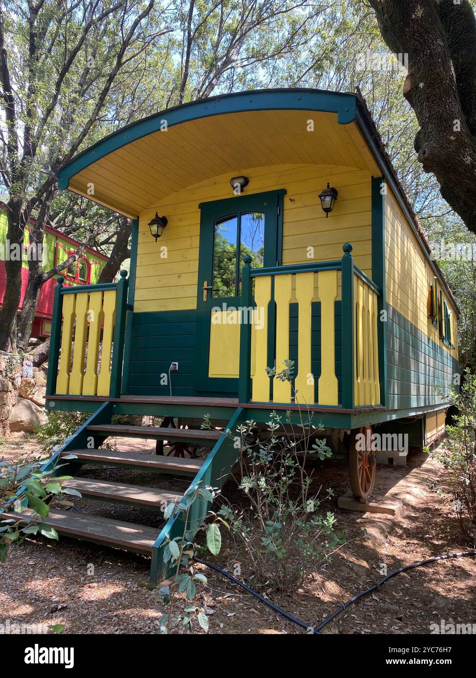 Affascinante carrozza in legno, Caravan House in un ambiente forestale - Immagine stock catturata con smartphone