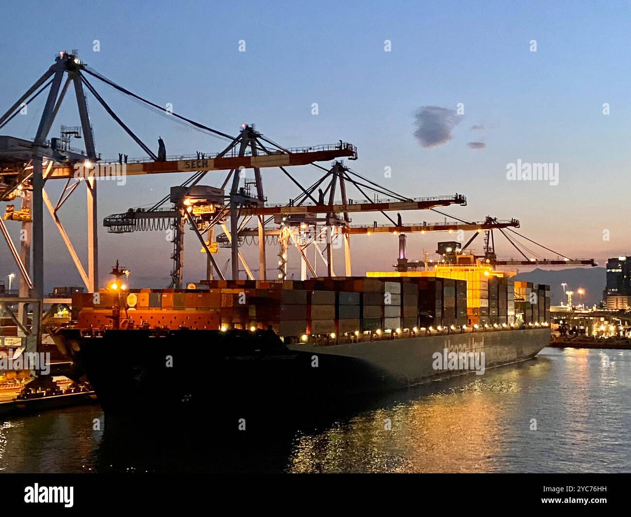 Nave per container di grandi dimensioni nella banchina di carico - Immagine stock catturata con smartphone