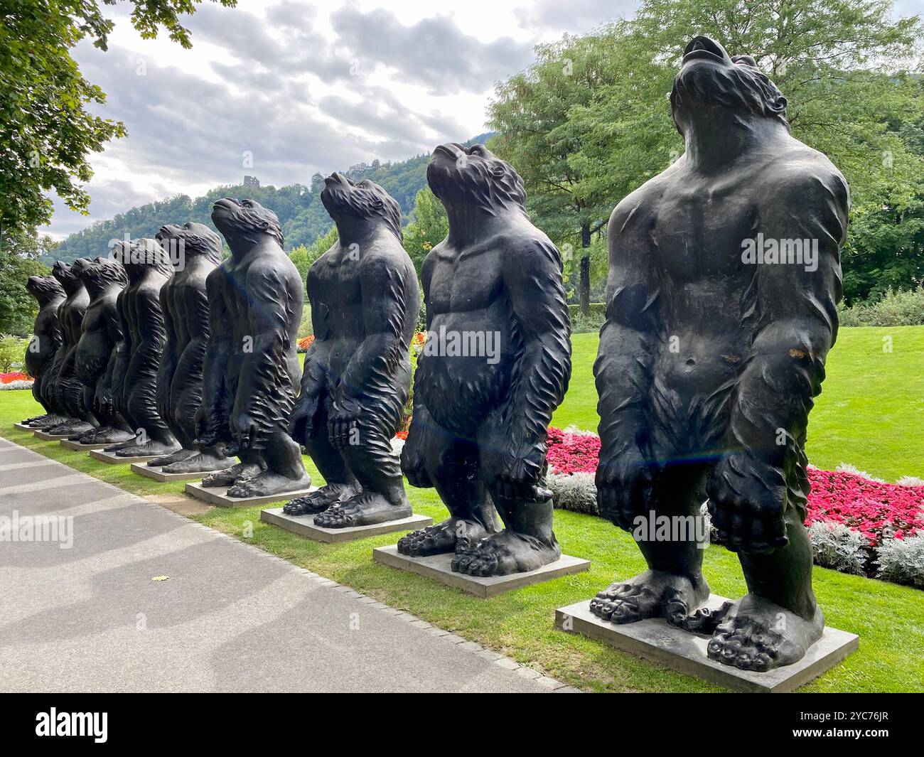 Fila di statue di Gorilla in un parco panoramico all'aperto - Immagine stock catturata con smartphone