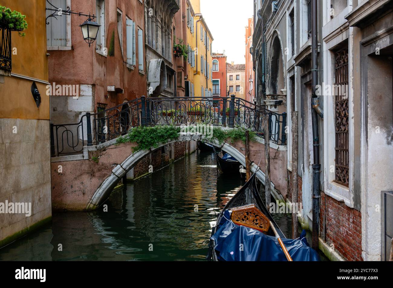 Canale panoramico con antichi edifici e ponti a Venezia, Italia. Foto Stock
