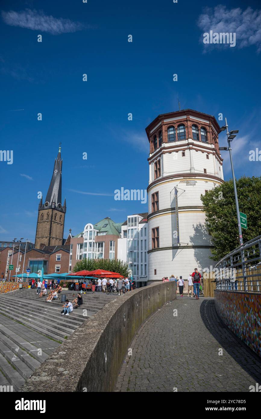 Vista della Torre del Castello e della passeggiata sul fiume Reno lungo la città vecchia di Dusseldorf, Germania. Foto Stock