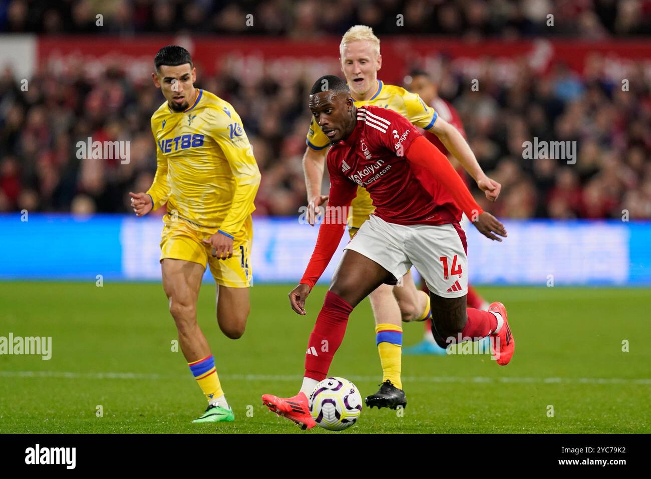 Nottingham, Regno Unito. 21 ottobre 2024. Callum Hudson-Odoi di Nottingham Forest con la palla davanti a Daniel Munoz (L) e Will Hughes di Crystal Palace durante la partita di Premier League al City Ground di Nottingham. Il credito per immagini dovrebbe essere: Andrew Yates/Sportimage Credit: Sportimage Ltd/Alamy Live News Foto Stock