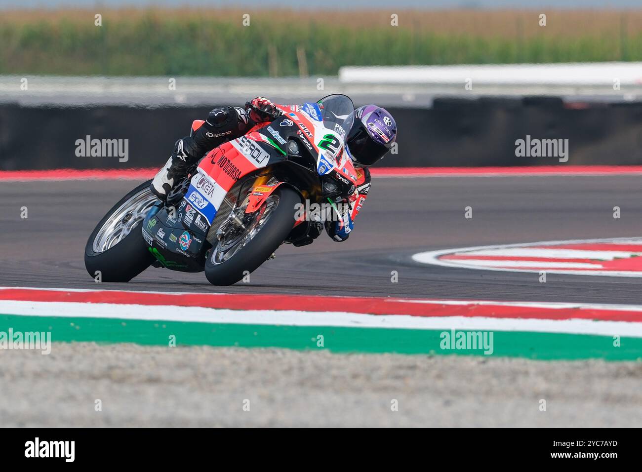 (21) Michael Ruben Rinaldi, italiano del Team Motocorsa Racing, cavalca Ducati Panigale V4R in azione durante il Campionato del mondo FIM Motul Superbike Foto Stock