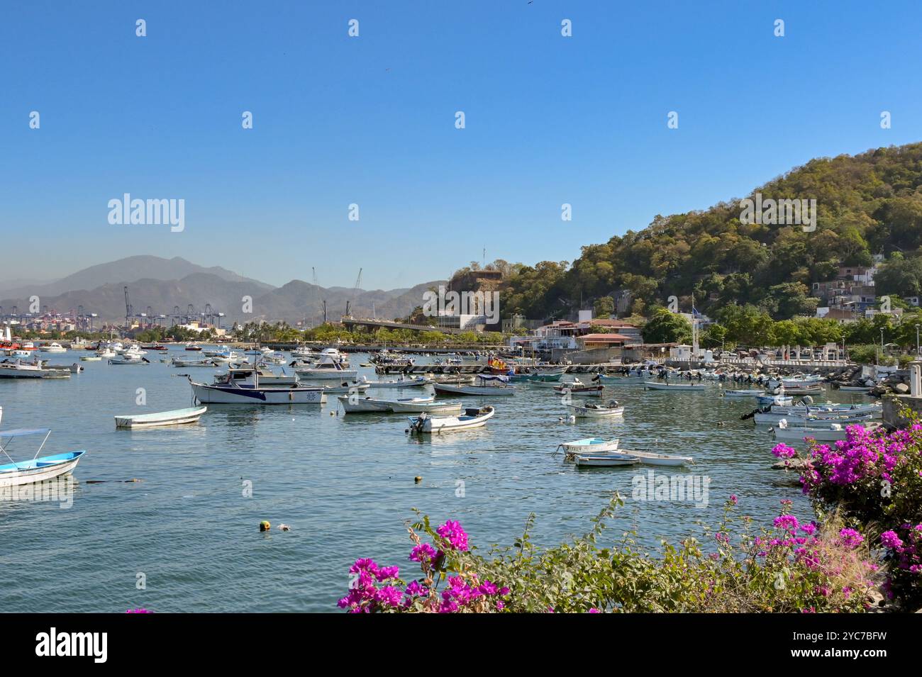 Manzanillo, Colima, Messico - 16 gennaio 2024: Vista panoramica dei pescherecci nel porto di Manzanillo Foto Stock