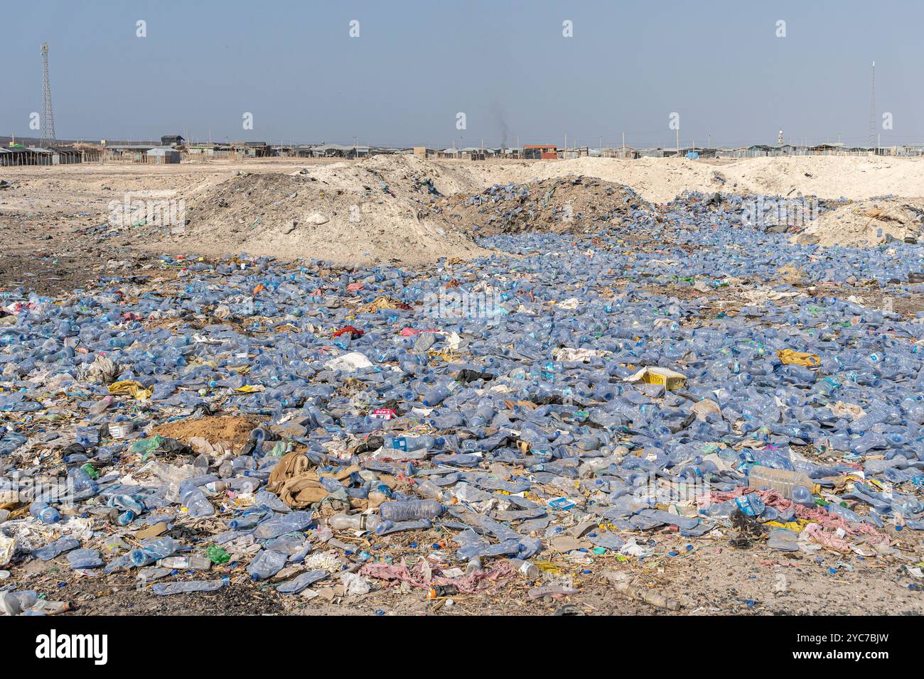 Una grande quantità di bottiglie d'acqua di plastica sparse nella depressione di Danakil , Etiopia Foto Stock