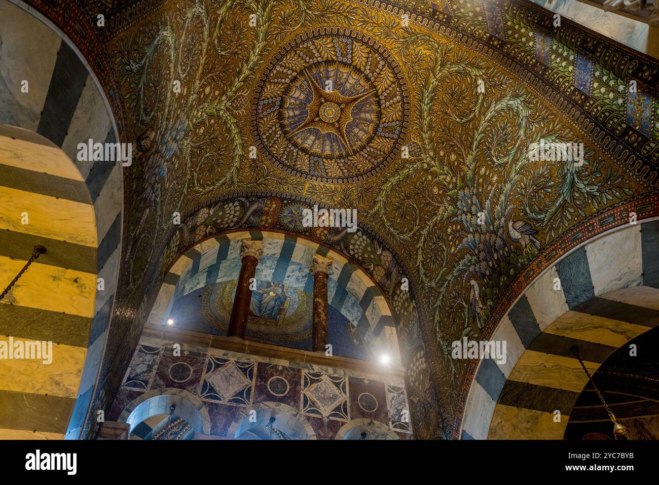Il soffitto con mosaici nella Cattedrale di Aquisgrana (patrimonio dell'umanità dell'UNESCO), che è il luogo di sepoltura finale di Carlo Magno nella città vecchia di AAC Foto Stock
