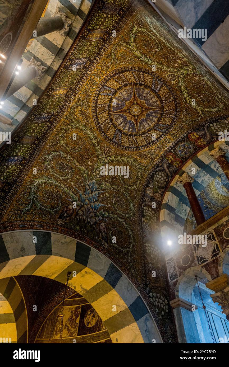 Il soffitto con mosaici nella Cattedrale di Aquisgrana (patrimonio dell'umanità dell'UNESCO), che è il luogo di sepoltura finale di Carlo Magno nella città vecchia di AAC Foto Stock