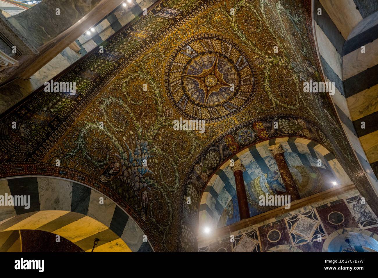 Il soffitto con mosaici nella Cattedrale di Aquisgrana (patrimonio dell'umanità dell'UNESCO), che è il luogo di sepoltura finale di Carlo Magno nella città vecchia di AAC Foto Stock